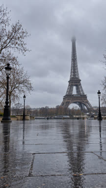 Tour Eiffel sous la pluie